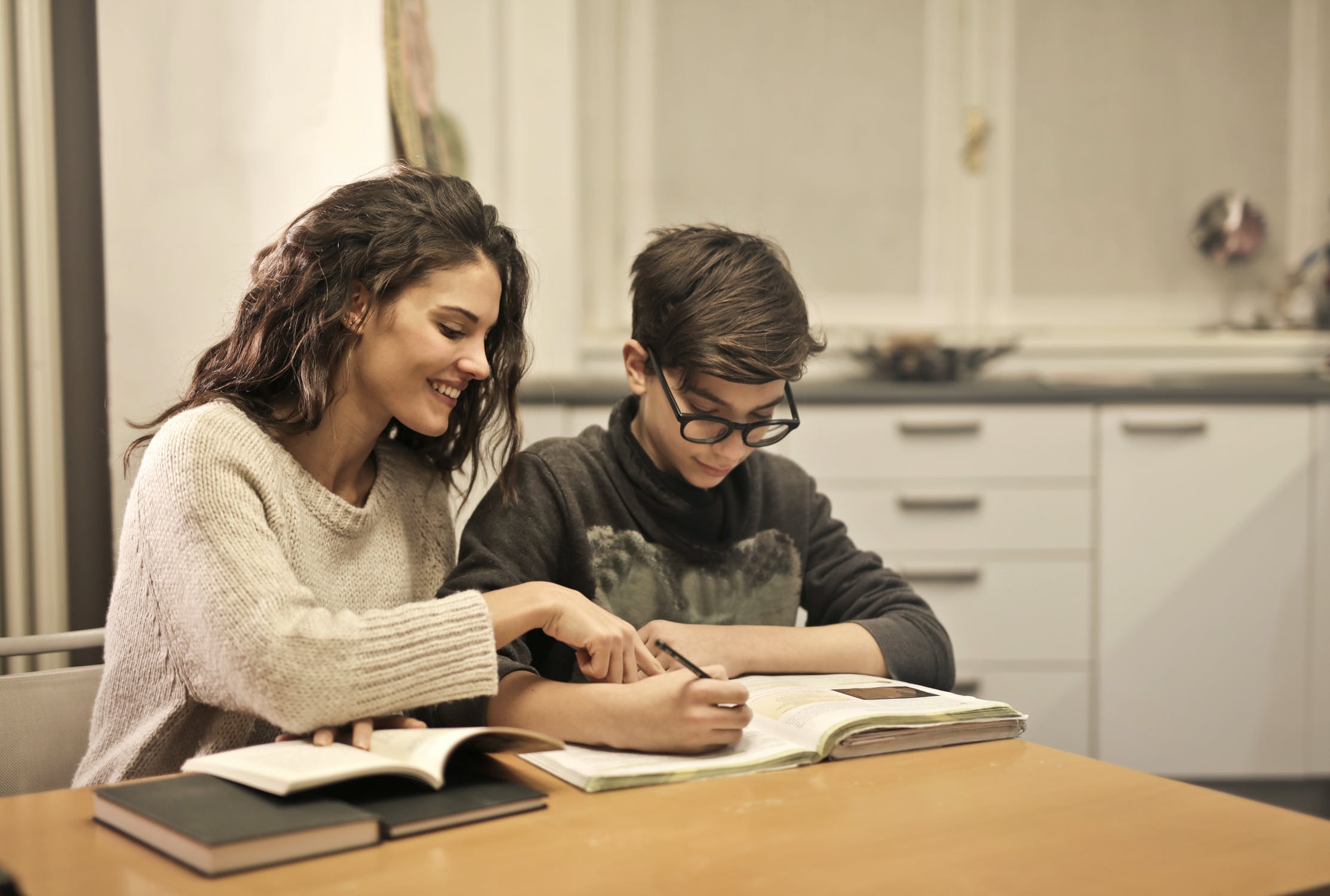 vrouw geeft bijles aan student